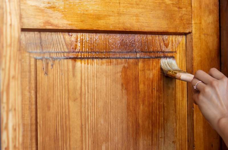 Jak odnowić drzwi w stylu vintage wood – prezentacja Yan Ciesla