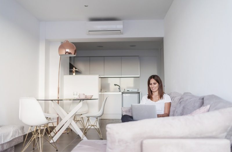 Ochłodzić mieszkanie bez instalowania - prosty sposób na szybkie schłodzenie pomieszczenia