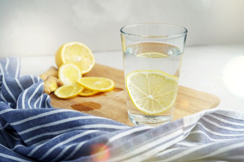 Korzyści płynące z picia wody z cytryną dla zdrowia i dobrze samopoczucia