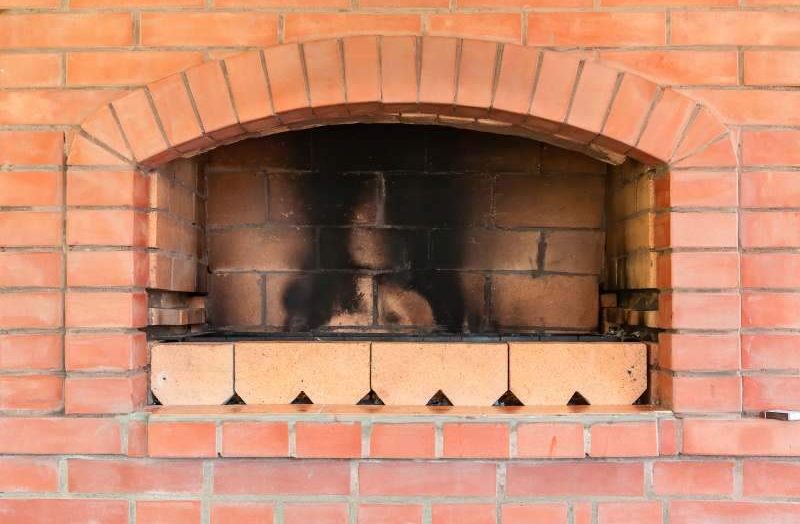 Tradycyjne i nowoczesne inspiracje na kominki z cegły – odkryj różnorodność stylów i aranżacji