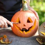 Jak stworzyć halloweenową dekorację z dyni do domu i ogrodu