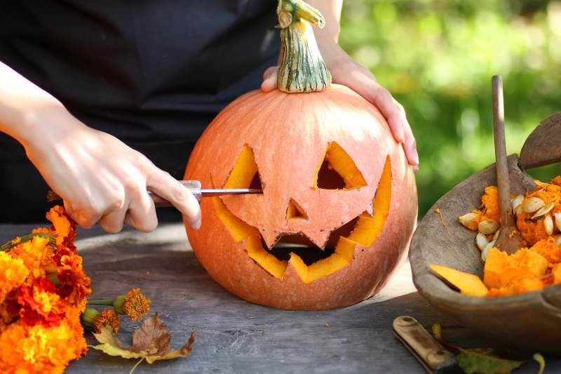 Jak stworzyć halloweenową dekorację z dyni do domu i ogrodu