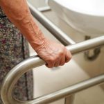 Mała łazienka bez barier – sprytne rozwiązania dla seniorów