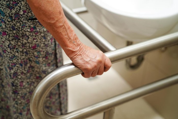Mała łazienka bez barier - sprytne rozwiązania dla seniorów